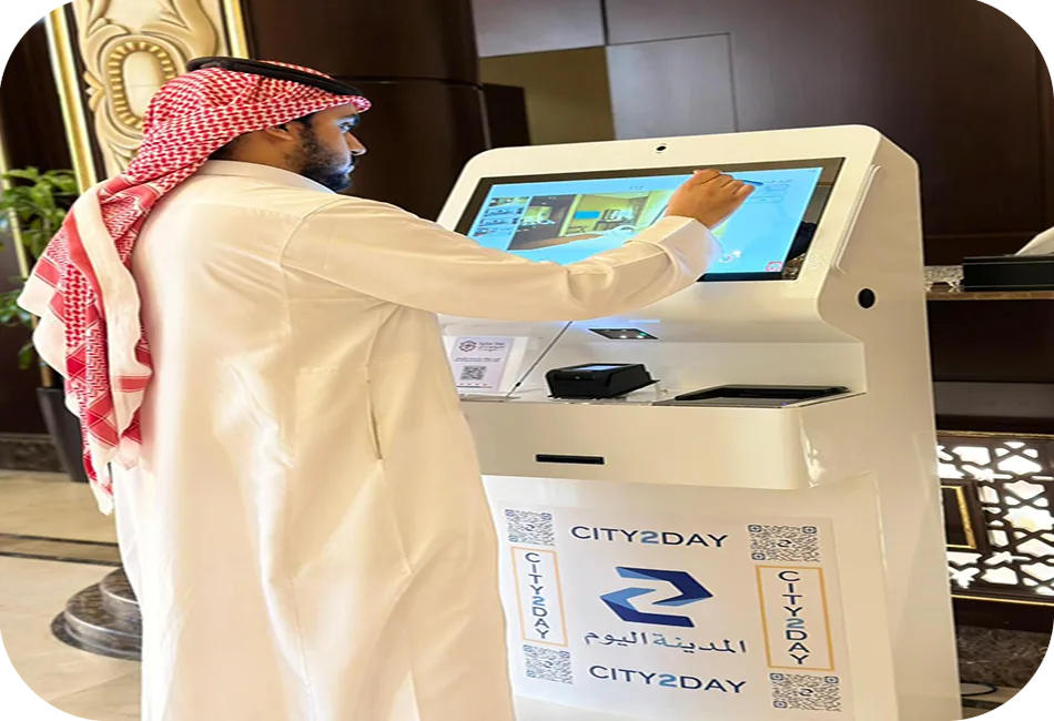 ضيف يستخدم جهاز التسكين الذاتي في فندق