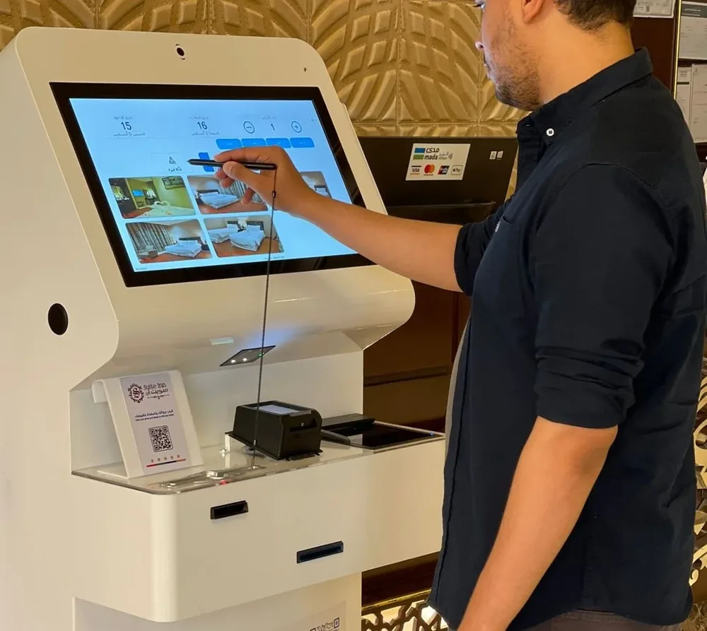 نزيل يستخدم شاشة اللمس في جهاز التسكين الذاتي